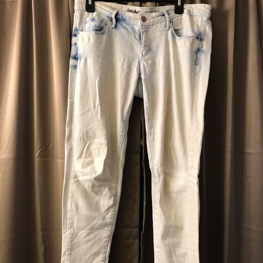 Women’s jeans, White-washed skinny with spots of deep blue